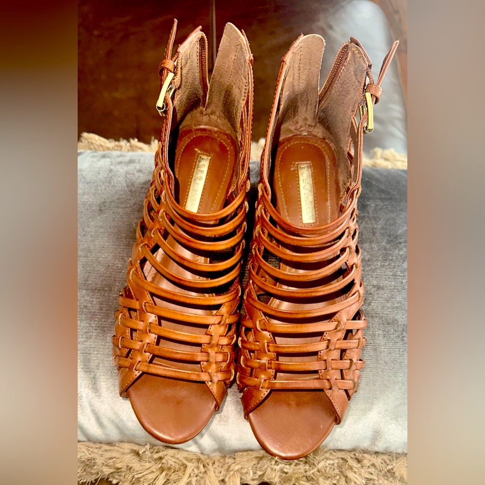 Women’s brown leather sandal.